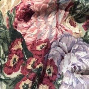 VINTAGE DAN RIVER QUEEN BED SKIRT which measures 60 by 80 inches